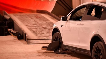 Mobil yang bisa melaju di terowongan adalah khusus mobil listrik. Terutama tentu Tesla. Foto: Reuters