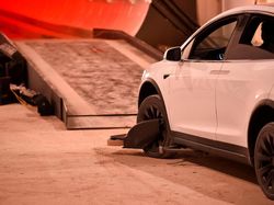 Terowongan Ajaib Elon Musk Bikin Mobil Melesat 240 Km Per Jam