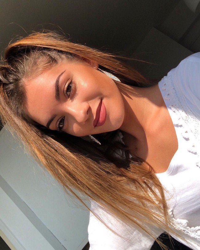 Rekaman tersebut pun memicu kontroversi setelah viral di Twitter. TF 1 sendiri telah menghapus rekaman yang memperlihatkan Carla topless dari layanan streaming. Foto: Instagram @carlabonessoff