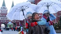 Orang-orang lokal hingga turis berkumpul untuk menyaksikan tarian di alun-alun Manezhnaya, Moskow. Traveler ingin menikmati musim dingin yang romantis, Rusia bisa jadi destinasinya (AFP/Getty/BBC)
