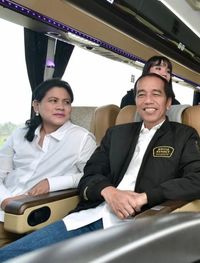  Selama perjalanan, Jokowi tampak mesra berbincang dengan istrinya itu.