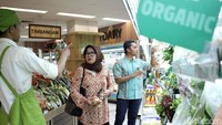 Sejumlah bahan pangan pun dicek oleh para petugas.