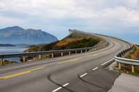 Jembatan yang menegangkan di Atlantic Road (iStock)