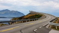 Ini salah satu jembatan di sana yang terlihat seolah putus! (iStock)