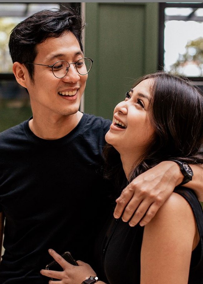 Demi bisa menikah dengan Putri Titian, Junior Liem memutuskan untuk menjadi seorang mualaf. Junior Liem resmi menjadi mualaf saat menikahi Putri Titian pada 21 Mei 2016. Foto: Instagram