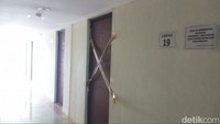 Foto: Dilihat detikcom pada Rabu (19/11), garis polisi masih terpasang di pintu. Pintu dalam keadaan terkunci. (Farih Maulana/detikcom)