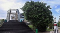 Gong Perdamaian Dunia berdiri gagah dengan ditopang pilar-pilar raksasa. Taman ini selalu dikunjungi para pelancong atau masyarakat Ambon pada akhir pekan. Untuk bisa masuk ke wilayah gong ini siapkanlah uang sebesar Rp 5.000.