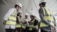 Petugas LRT Jakarta dan petugas Jakpro, dan petugas Wika bersama petugas pemadam kebakaran meninjau lokasi Stasiun LRT Velodrome, Rawamangun, Jakarta Timur, Kamis (20/12).