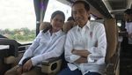 Foto: Momen Jokowi dan Iriana Naik Damri Jajal Trans Jawa