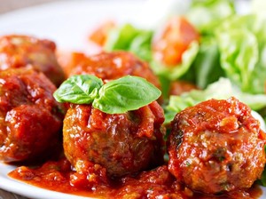 Bikin Sendiri Bola Daging Saus Tomat yang Enak dengan Cara Ini