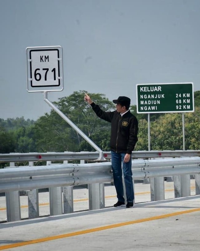 Jaket hitam itu bukan satu-satunya produk buatan Solo, Bulls Syndicate yang dimiliki Jokowi. Sebelumnya, Jokowi sudah memiliki jaket lain dalam warna merah. Waktu itu jaket yang merah sebenarnya sudah sold out, karena mas Gibran tanya, kita carikan ke toko-toko yang jualin barang kita dan dapat tinggal satu, size L, lanjut Aditya. Foto: Dok. Instagram/Joko Widodo