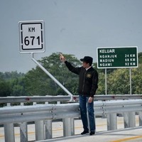 Jaket hitam itu bukan satu-satunya produk buatan Solo, Bulls Syndicate yang dimiliki Jokowi. Sebelumnya, Jokowi sudah memiliki jaket lain dalam warna merah. Waktu itu jaket yang merah sebenarnya sudah sold out, karena mas Gibran tanya, kita carikan ke toko-toko yang jualin barang kita dan dapat tinggal satu, size L, lanjut Aditya. Foto: Dok. Instagram/Joko Widodo