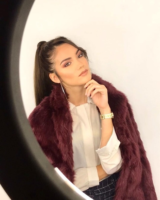 Saya tidak telanjang sepenuhnya, itu adalah kecelakaan. Tapi TF 1 tidak mengelola kamera dengan baik, itu sama sekali tidak profesional, ujar Carla. Foto: Instagram @carlabonessoff