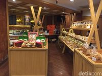 Delicio: Nikmati Cwi Mie  dan Nasi Goreng Buntut di Toko Kue