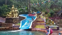 Wisata ini masuk 3 besar terbaik se-Indonesia Sertifikat Standardisasi Pengelolaan Usaha Wisata Alam Canopy Tahun 2018 dari KLHK. Di air terjun Srambang Park dibuat 7 patung bidadari di kolam bersusun 7 (Sugeng Harianto/detikTravel)
