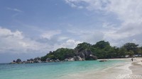 Pantai ini berada di Kecamatan Sijuk, Kabupaten Belitung. Bila kamu berangkat dari Bandara HAS Hanandjoeddin, memakan waktu kira-kira 50 menit berkendara dengan mobil. (Syanti/detikTravel)