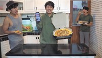 Pemilik nama asli Meilia Balipa Emil yang dikenal sebagai Melky Bajaj ternyata hobi makan. Lihat nih, memegang pizza fotonya di edit lebih dari satu. Foto: Instagram@melki.bajaj