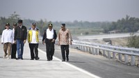 Bahkan saat peresmian tol Trans Jawa itu, Presiden beserta jajaran menteri dan stakeholder terkait telah menjajal untuk melintasi ruas tol yang dibangun guna kepentingan dan kemajuan bangsa. Foto: ANTARA FOTO/Puspa Perwitasari