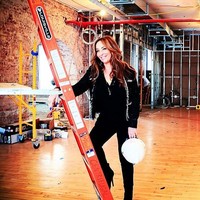 Kenalan dengan Barbara Kavovit yang dijuluki sebagai ratu kontraktor bangunan. Ya, Barbara memang pemilik perusahaan konstruksi. Wanita bergaya glamour ini pun sering memperlihatkan aktivitasnya menjadi kontraktor. Foto: dok. Instagram (@msbarbarak)