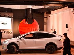 Terowongan Ajaib Elon Musk Bikin Mobil Melesat 240 Km Per Jam