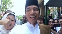 Keseruan Presiden Jokowi Cicipi 'Koling' di Madura