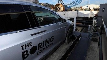 Mobil dimasukkan dengan lift ke dalam terowongan. Foto: Reuters