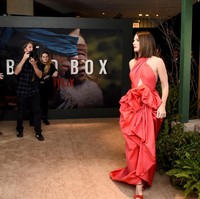 Tidak ketinggalan detail cut-out di area dada yang meninggalkan kesan seksi. Aktris pemenang Oscar itu lalu melengkapi gayanya dengan sepasang heels Christian Louboutin. Foto: Getty Images