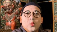 Kebebasan berpendapat, berserikat dan berkumpul yang dijamin konstitusi dan UU ditindas oleh penguasa. Jadi kami tak mewakili diri kami tapi masyarakat yang terintimidasi, orang-orang yang dipersekusi, dikriminalisasi. Makanya dalam make up putih tersebut ada air mata hitam, tutur Fadli. Foto: Twitter Fadli Zon