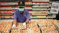 Tak hanya itu, telur sebanyak 13,3 Kg ditemukan busuk dan tak layak untuk dijual.