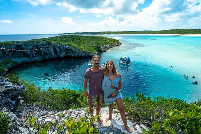 Elayna dan Riley kini masih menjalani kehidupan di lautan meski keduanya tengah memiliki bayi Foto: Instagram @elayna.carausu