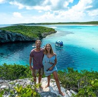 Elayna dan Riley kini masih menjalani kehidupan di lautan meski keduanya tengah memiliki bayi Foto: Instagram @elayna.carausu