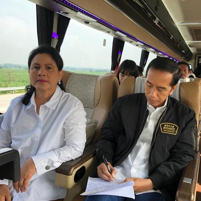 Yang terbaru, jaket hitam ini dipakai Jokowi ketika menjajal jalan tol baru yang menyambungkan Jakarta sampai Surabaya dengan bus Damri. Jaket Jokowi yang kini telah habis terjual itu dibanderol dengan harga Rp 420 ribu. Foto: Dok. Instagram/Joko Widodo