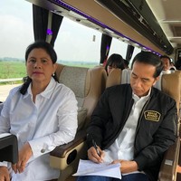 Yang terbaru, jaket hitam ini dipakai Jokowi ketika menjajal jalan tol baru yang menyambungkan Jakarta sampai Surabaya dengan bus Damri. Jaket Jokowi yang kini telah habis terjual itu dibanderol dengan harga Rp 420 ribu. Foto: Dok. Instagram/Joko Widodo