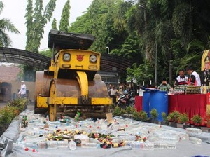 Polisi Musnahkan 1.325 Botol Miras Hasil Cipta Kondisi di Gresik