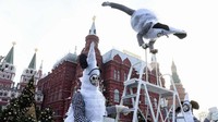 Atraksi seniman di luar Gedung Kremlin Moskow ikut menyemarakkan agenda tahunan ini. jangan lupa memfoto bila melihatnya ya (AFP/Getty/BBC)