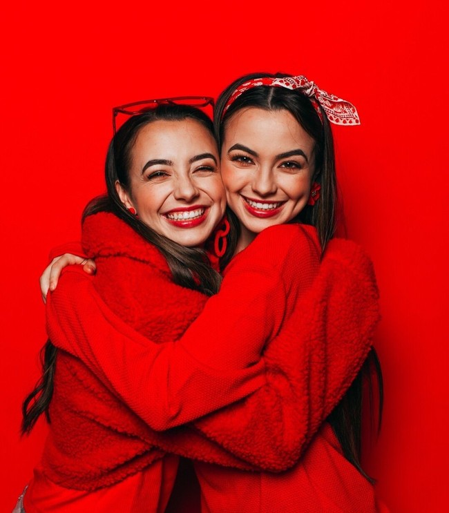 Merrell Twins menjadi bintang dalam YouTube Rewind 2018. Kembar identik berusia 22 tahun tersebut membuat berbagai video mengenai keseharian, tantangan, hingga mini drama. Mereka juga pernah buat video dengan YouTuber Indonesia SkinnyIndonesian24 tentang coba makan mie instant. Foto: Instagram