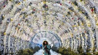 Terowongan lampu yang bernuansa meriah juga menarik pelancong di Moskow. Lihat saja dekorasinya ini (AFP/Getty/BBC)