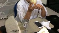 Dewan Pakar dalam Ikatan Cendekiawan Muslim Indonesia (ICMI) itu memang sangat dekat dengan sang ayah. Saat mereka sedang menikmati durian bareng, Ipang bahkan sempat memotret gaya makan sang ayah. Foto: Instagram ipangwahid