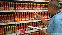Para petugas mengecek satu persatu tanggal kadaluarsa pada bahan makanan dan makanan yang ada di supermarket tersebut.