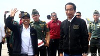 Tak sendiri, Jokowi juga terlihat ditemani Menteri Rini.