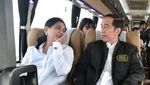 Foto: Momen Jokowi dan Iriana Naik Damri Jajal Trans Jawa