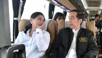 Selama perjalanan, Jokowi tampak mesra berbincang dengan istrinya itu. Keduanya juga sesekali terlihat tersenyum dan tertawa.Dok. Istimewa