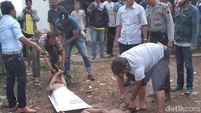 2 pria telanjang ditemukan dalam mobil, satu orang dinyatakan positif narkoba. Foto: Arif Syaefudin/detikcom 2 pria telanjang ditemukan dalam mobil, satu orang dinyatakan positif narkoba. Foto: Arif Syaefudin/detikcom