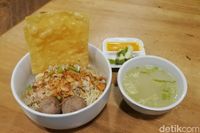 Delicio: Nikmati Cwi Mie dan Nasi Goreng Buntut di Toko Kue