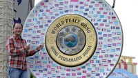 Gong Perdamaian Dunia ini memiliki diameter seluas 2 meter dan berwarna keemasan.