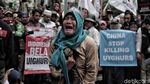 Massa Membaur Menolak Kekerasan pada Muslim Uighur