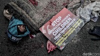 Aksi teatrikal ini merupakan bentuk kritik keras kepada pemerintah China terkait dugaan penindasan terhadap muslim Uighur.