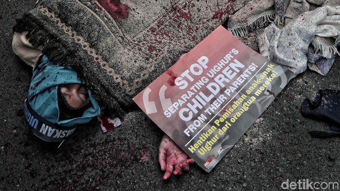 Massa Aksi Bela Uighur menggelar teatrikal di depan Kedubes China, Jakarta. Aksi itu menggambarkan penindasan yang dilakukan pemerintah China pada muslim Uighur