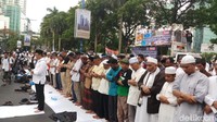 Tak hanya membawa spanduk-spanduk, massa juga membawa bendera bertuliskan tauhid, mengelar aksi tetarikal hingga salat berjamaah untuk mendoakan muslim uighur. (Pradita Utama/detik.com)
