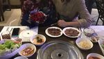 Romantisnya Randy Martin Saat Makan dan Buat Kue Bareng Kekasih
